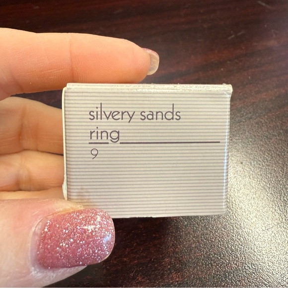 Avon “Silvery Sands” Silver and Cream Statement Ring size 9 NIB 1990 vintage - Picture 3 of 5